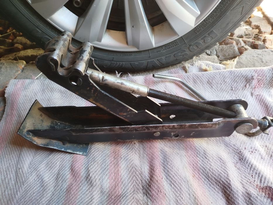 Автомобильный домкрат