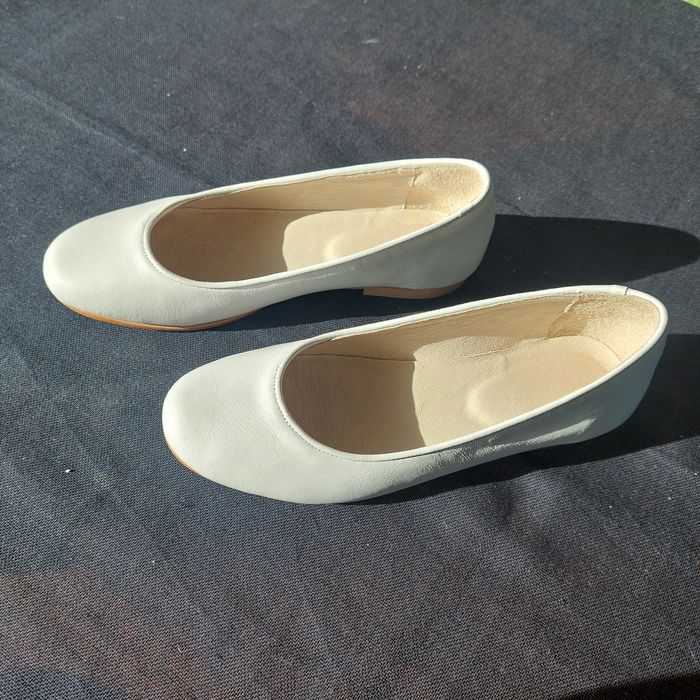 Sabrinas brancas novas usadas em comunhão