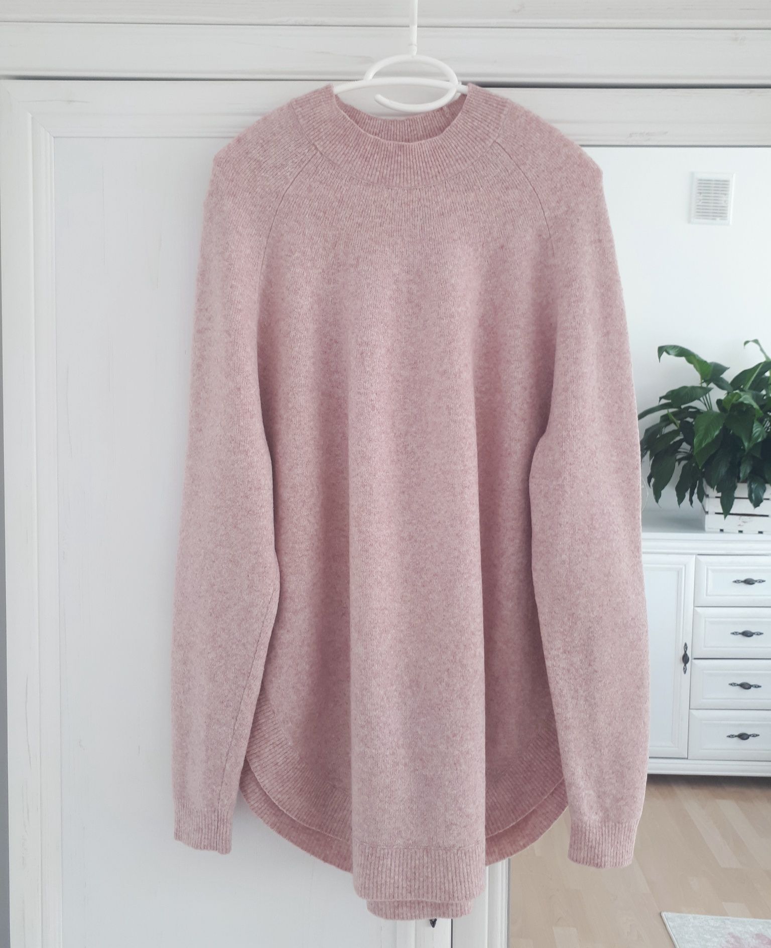 Różowy sweter COS