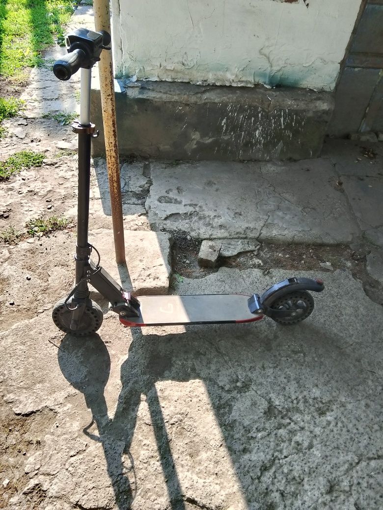 Продам самокат  електо ґюго