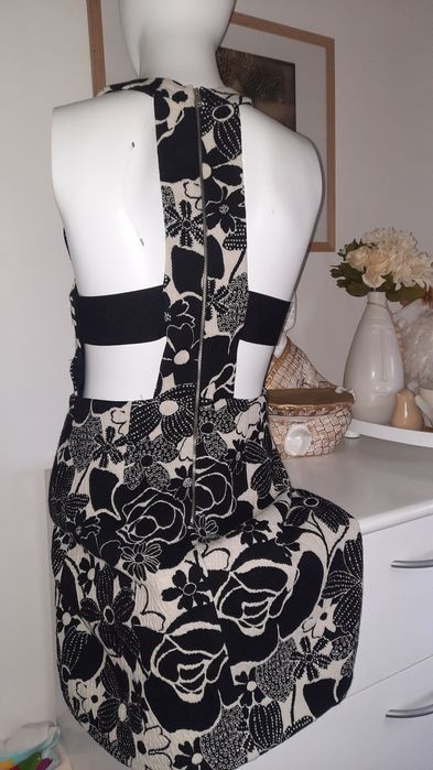 Vestido pretove branco tamanho M Marca Zara aberto nas costas