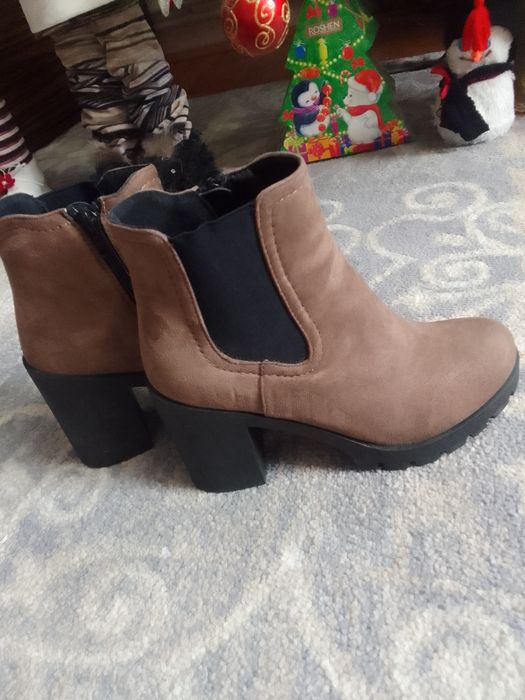 Чобітки світло -коричневого кольору.