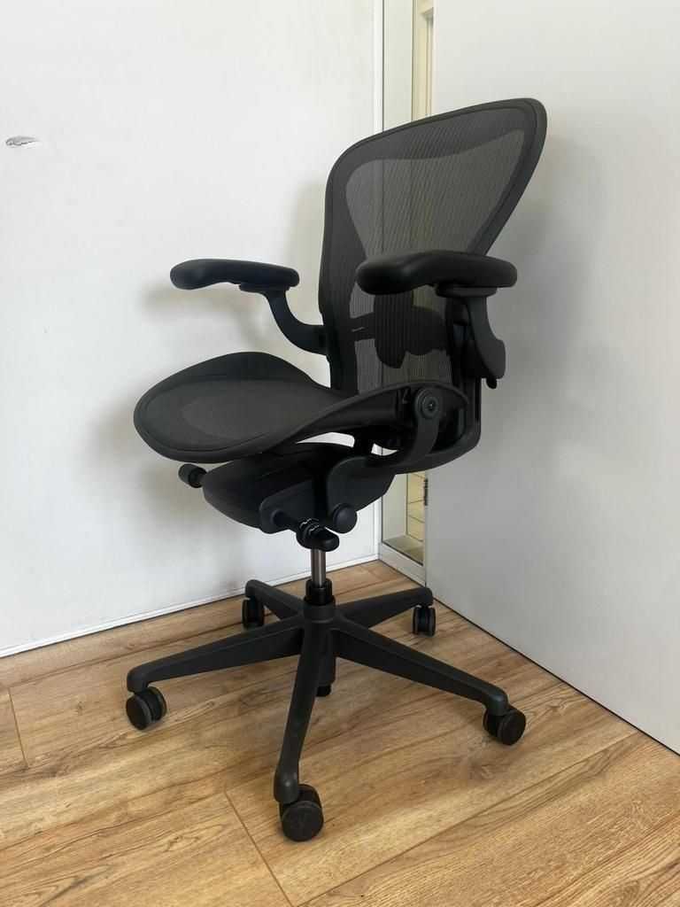 Opção completa Herman Miller Aeron remodelada com suporte lombar