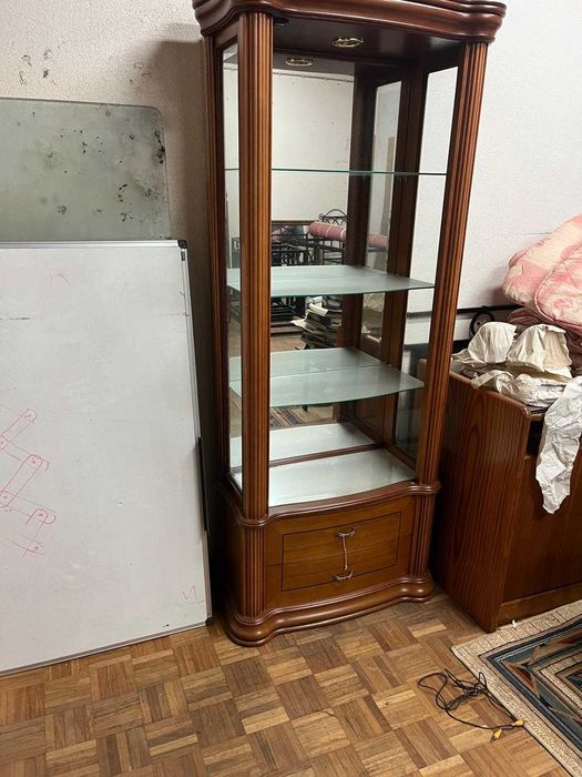 Diversas peças de mobiliário solto