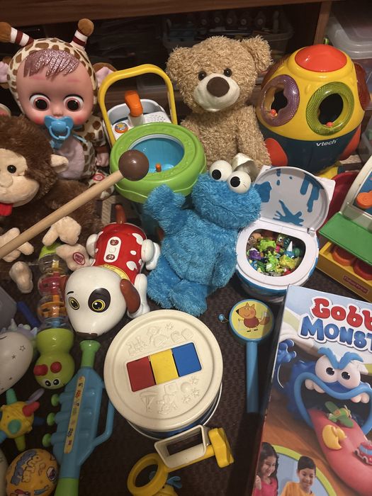 крупный план разбросанных детских игрушек.