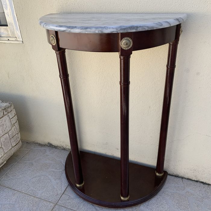 Mesa com tampo de mármore renovada