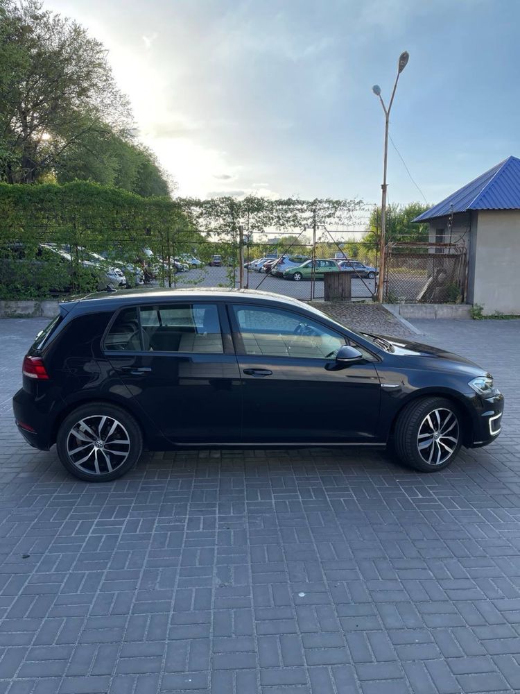 Volkswagen E-golf 2018 год