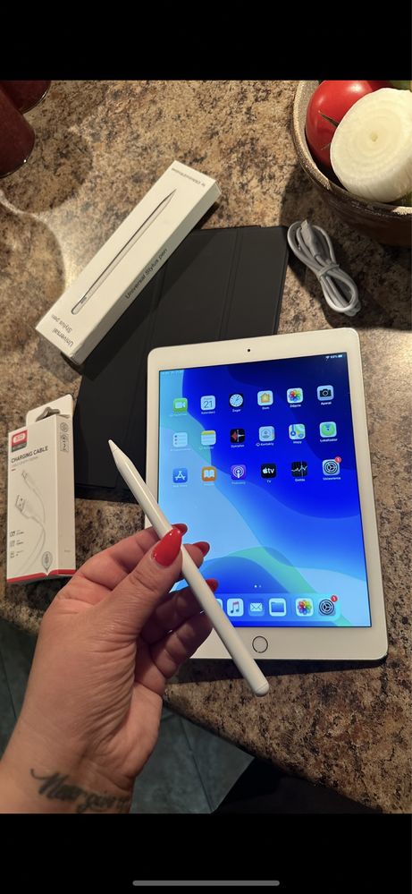 Tablet iPad Apple Retina —-128gb —- Touch ID - PROCREATE