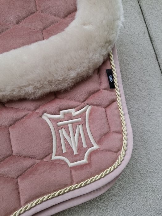 Nowy czaprak skokowy Velvet Mattes z futerkiem misty rose