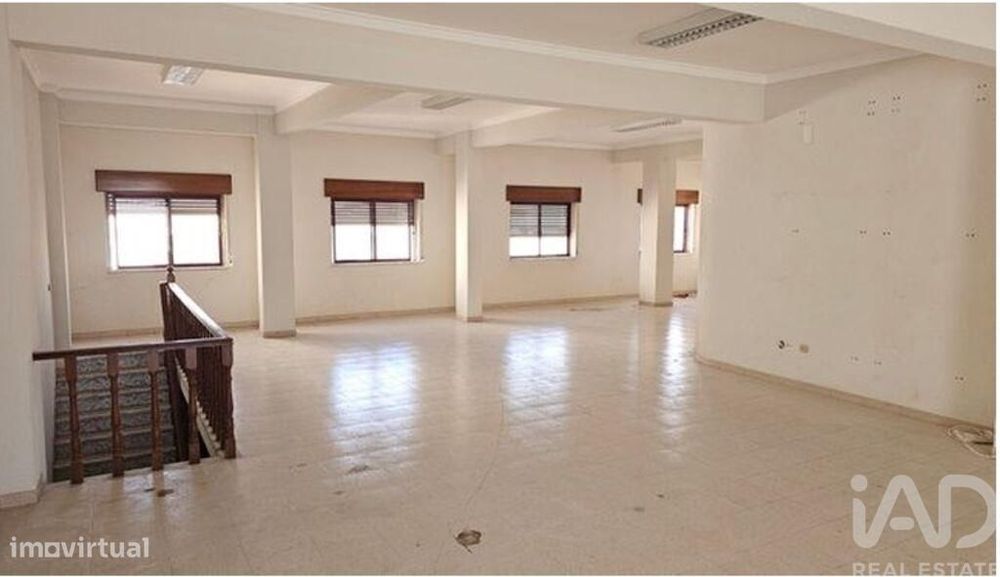 Loja / Estabelecimento Comercial em Amora de 281,00 m2