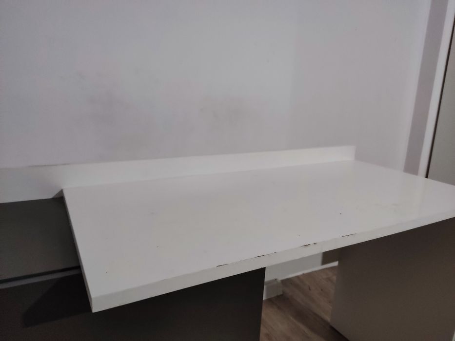Biało szare biurko z szufladą