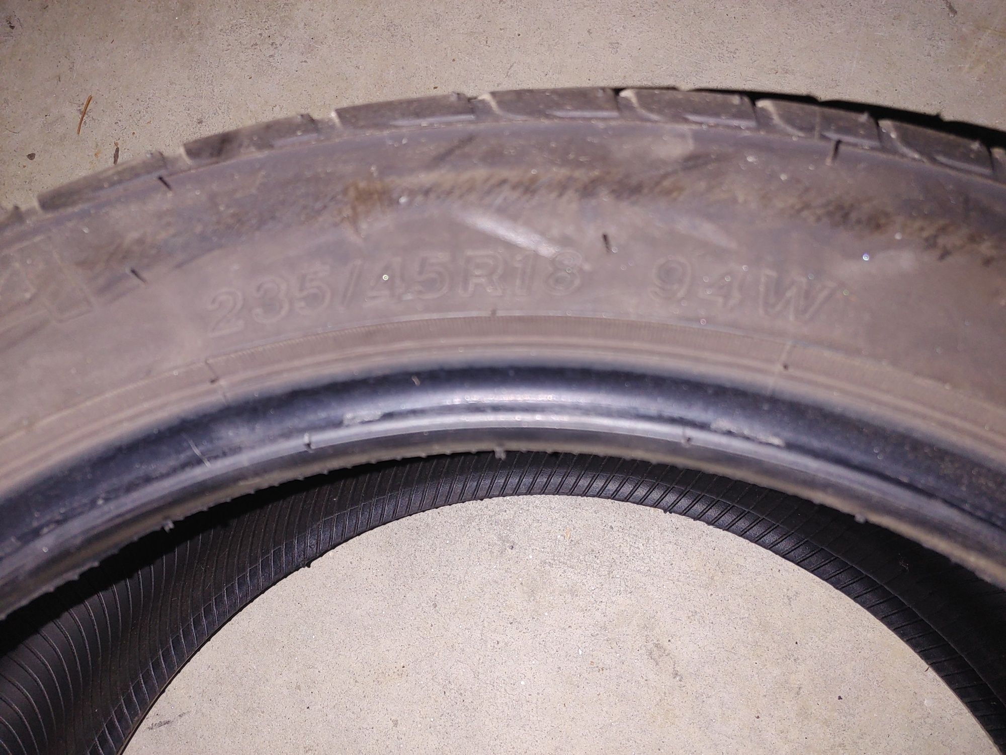 Vendo pneu 235/45R18