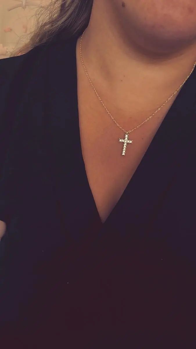 Colar CRUZ COM STRASS
Aço inoxidável dourado 
Simples e Bonito 
NOVO