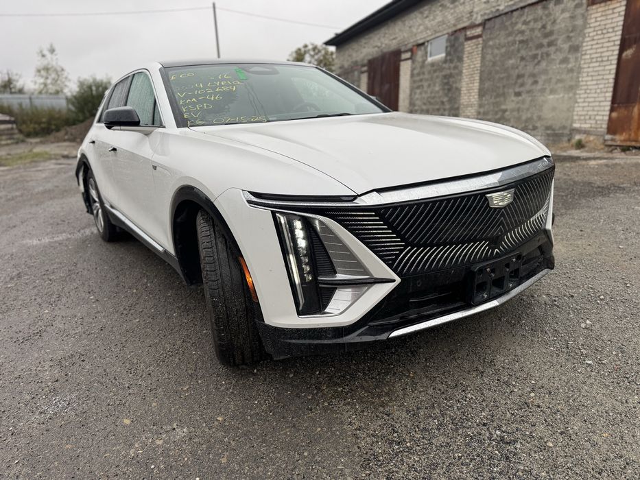 Продам бампер Cadillac Lyriq TECH