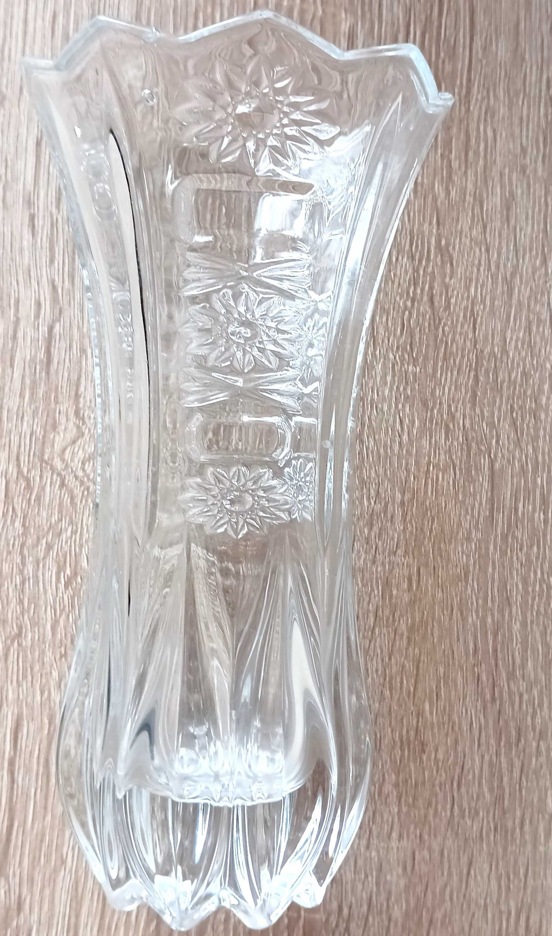 Kryształowy wazon średniej wielkości