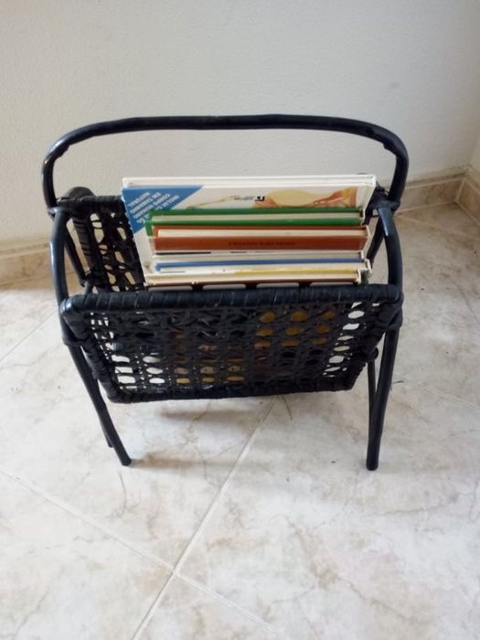 Porta revistas/jornais em verga