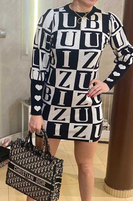 Sukienka Bizuu swterkowa