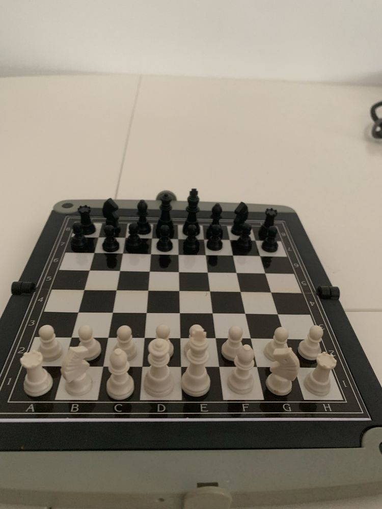 Jogos de Xadrez um de viagem magnético e outro de peças grandes