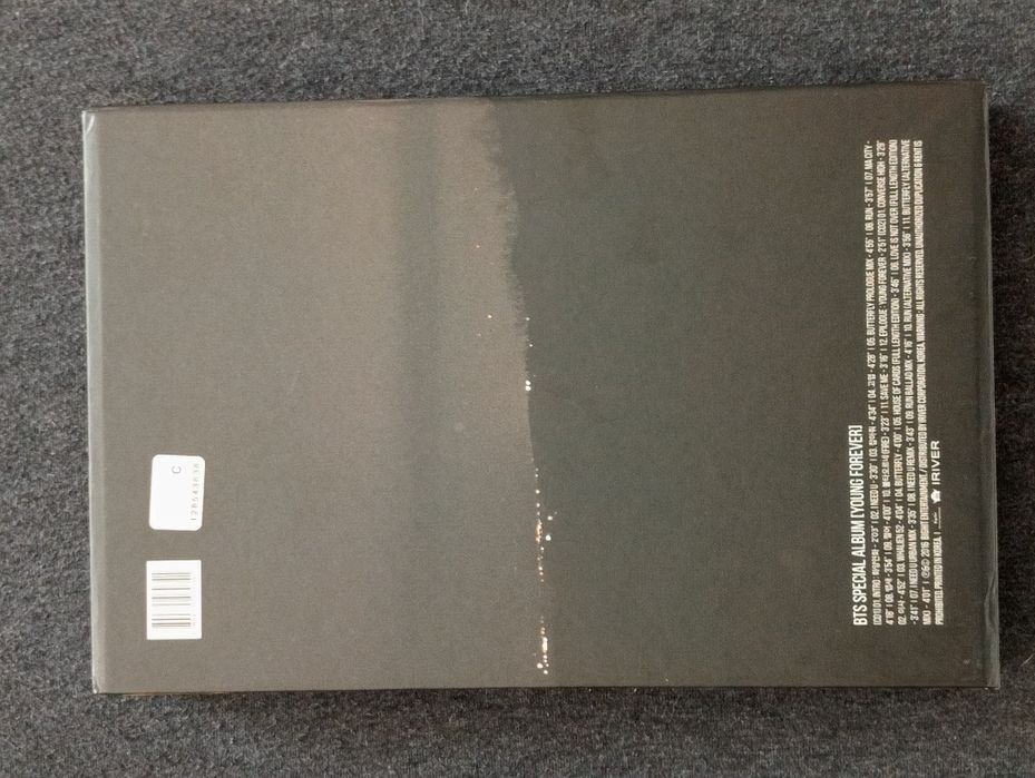 Álbum físico "Young Forever" de BTS