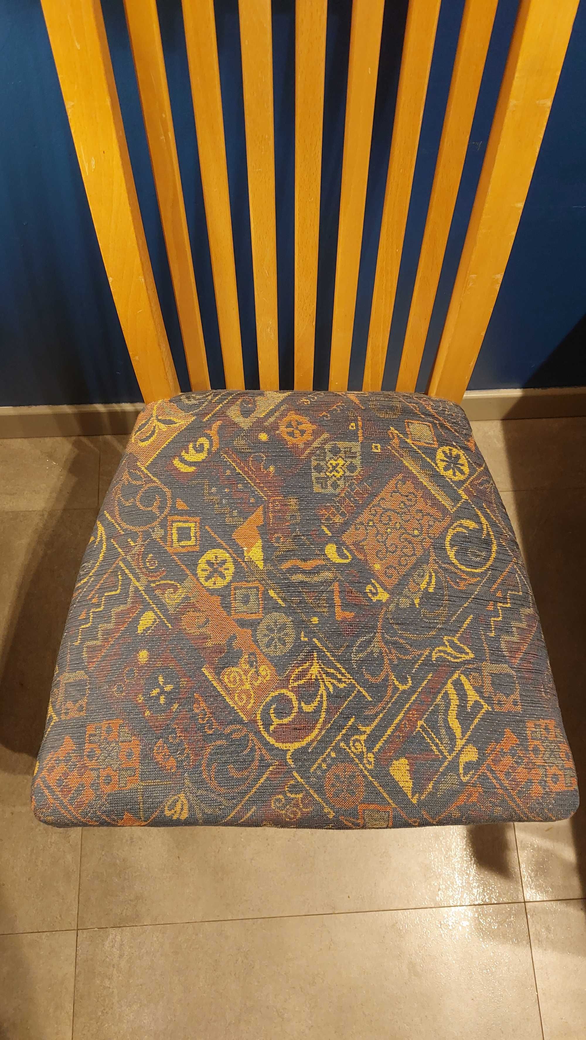 Krzesła drewniane, tapicerowane, niebieskie