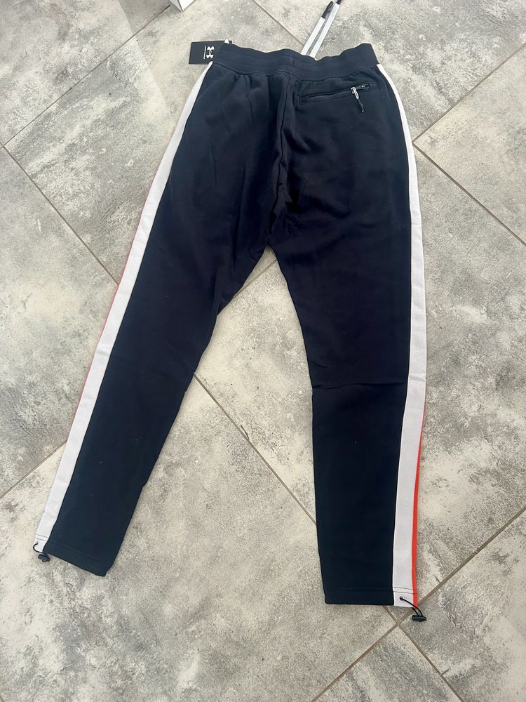 Nowe spodnie dresowe Under Armour S