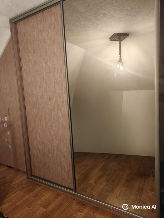 Ogromna szafa z lustrem. Drzwi przesuwne.