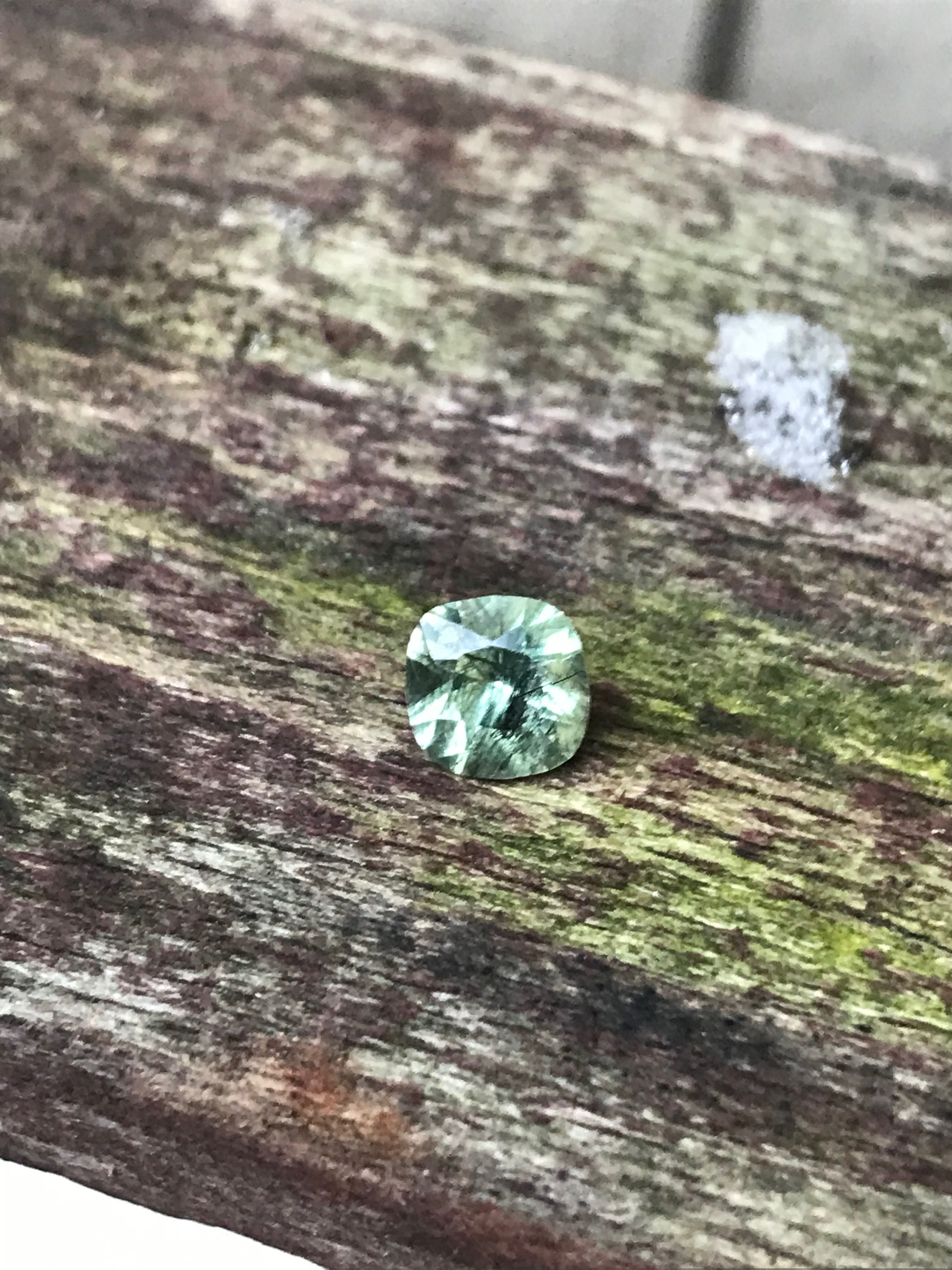 Naturalny peridot z rutylem w szlifie Old Maine