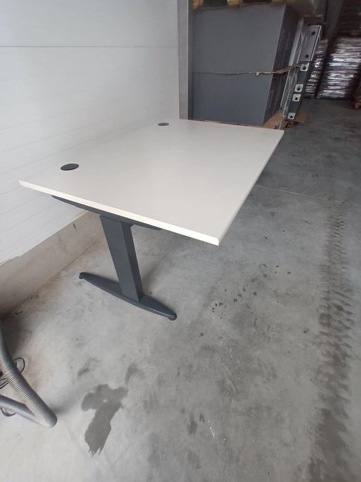 Biurko elektryczne z elektrycznie regulowanym blatem