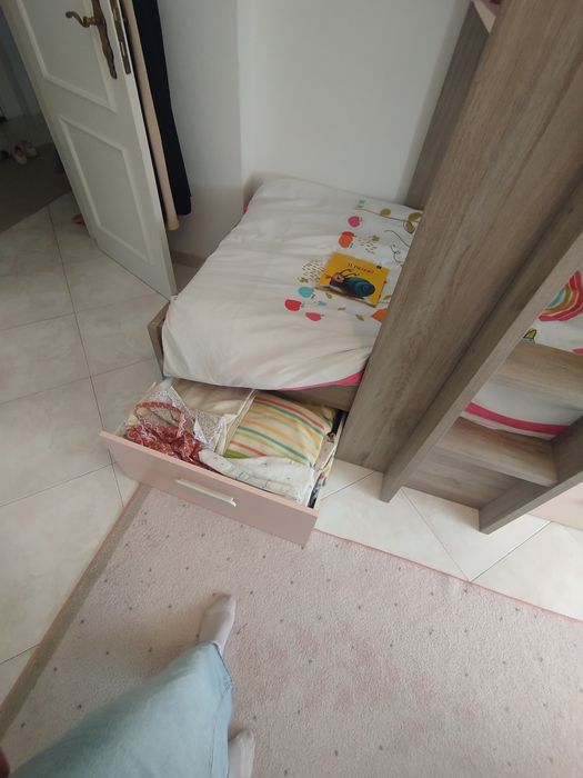 Beliche rosa cinzento e branco com roupeiro