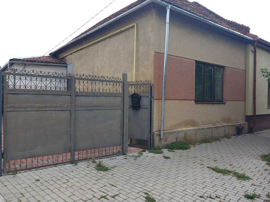 Зручний двохкімнатний будинок в центрі Берегова