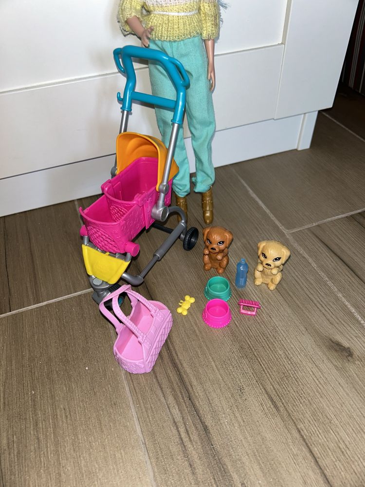 Lalka Barbie z wózkiem dla psów