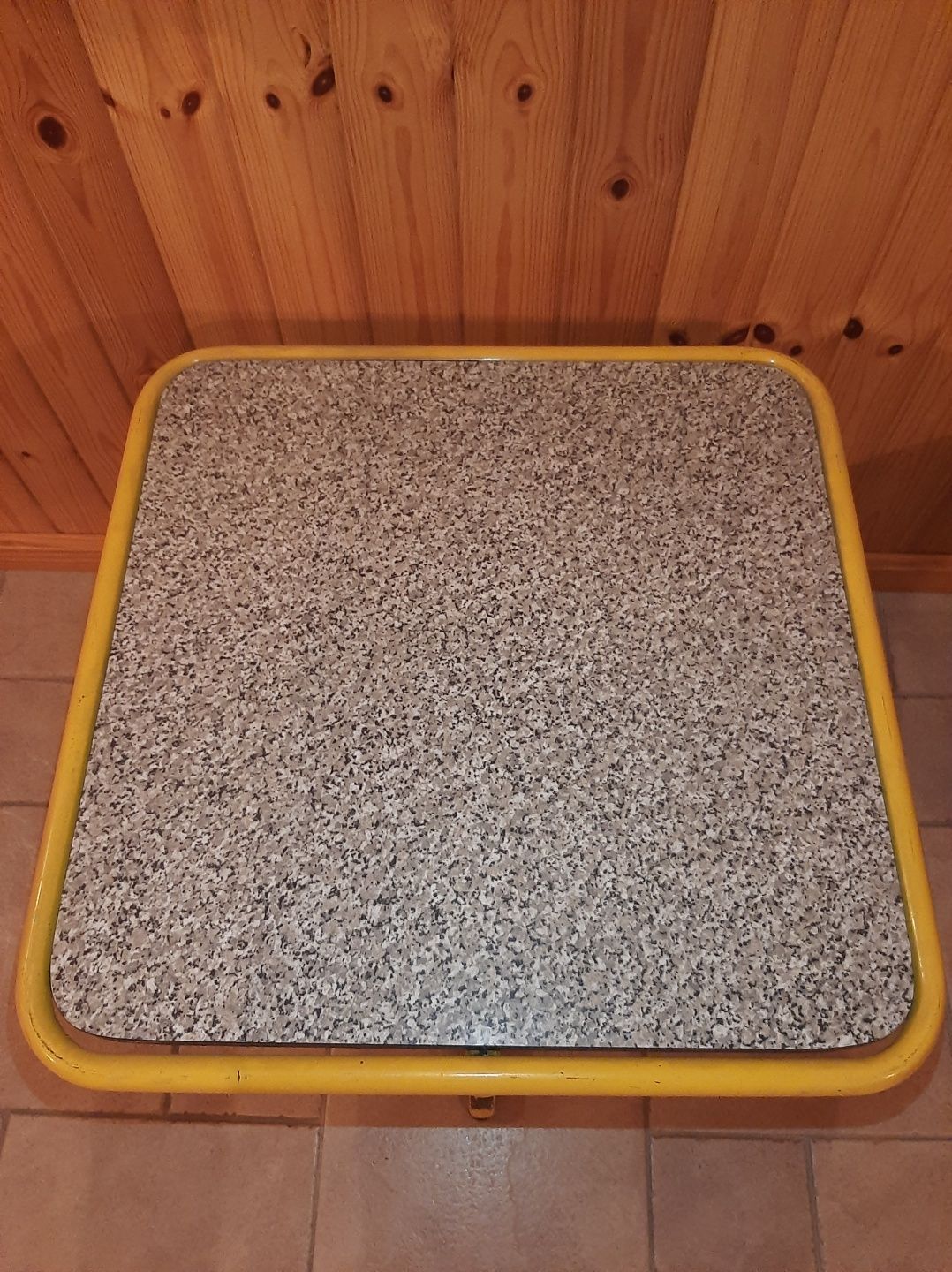 Mesa baixa amarela