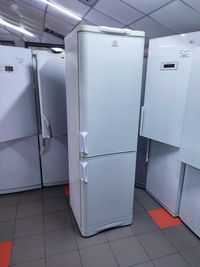 Двокамерний холодильник Indesit C138G