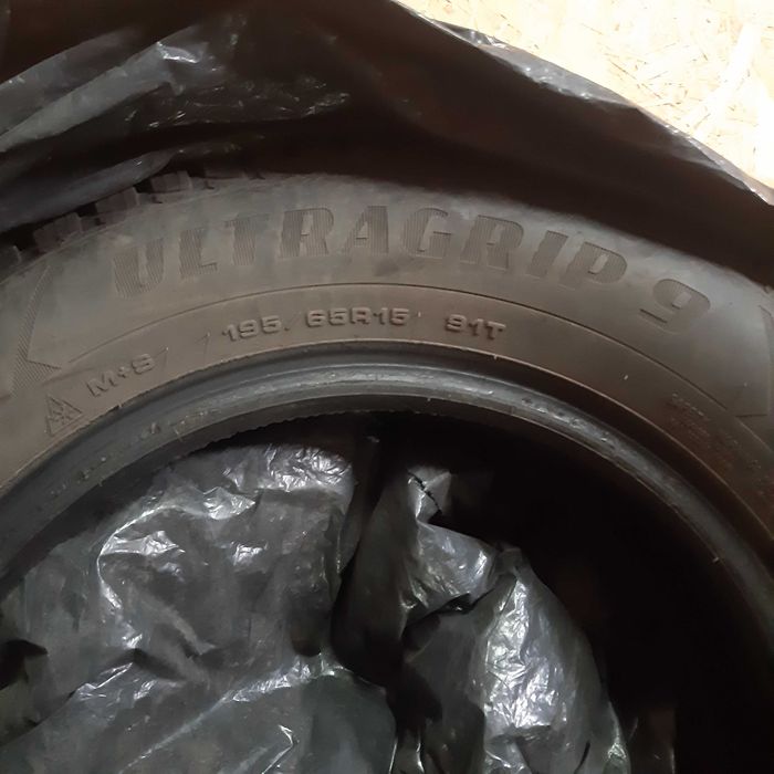 Opony zimowe Goodyear Ultra Grip 9 195 65R 15. Cena za cały komplet.