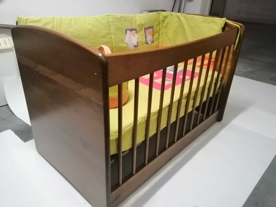 Cama de Bebé / Secretária em madeira maciça