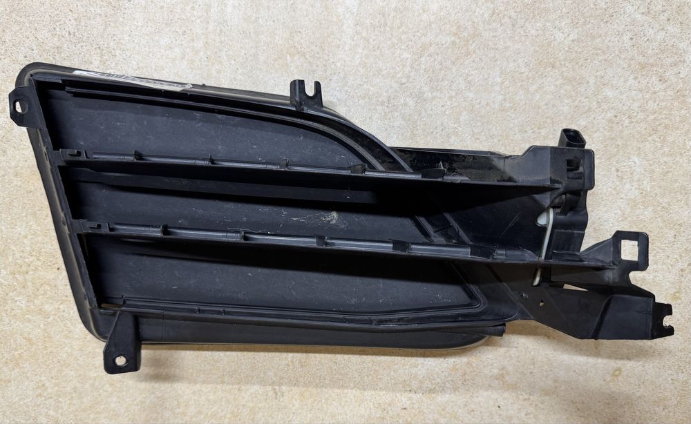 Tesla Model S люверс правий