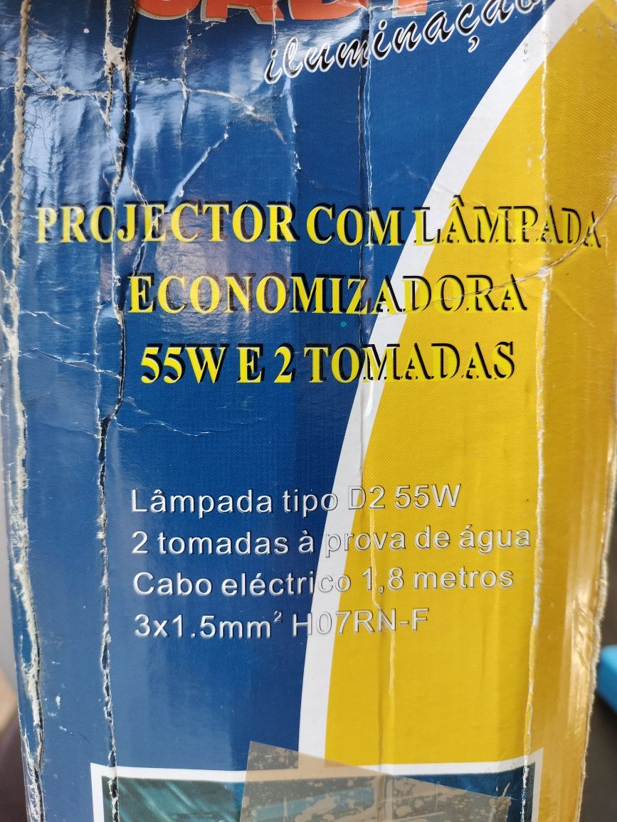 Projector com lâmpada economizadora 55W e 2 tomadas a prova de água.
A