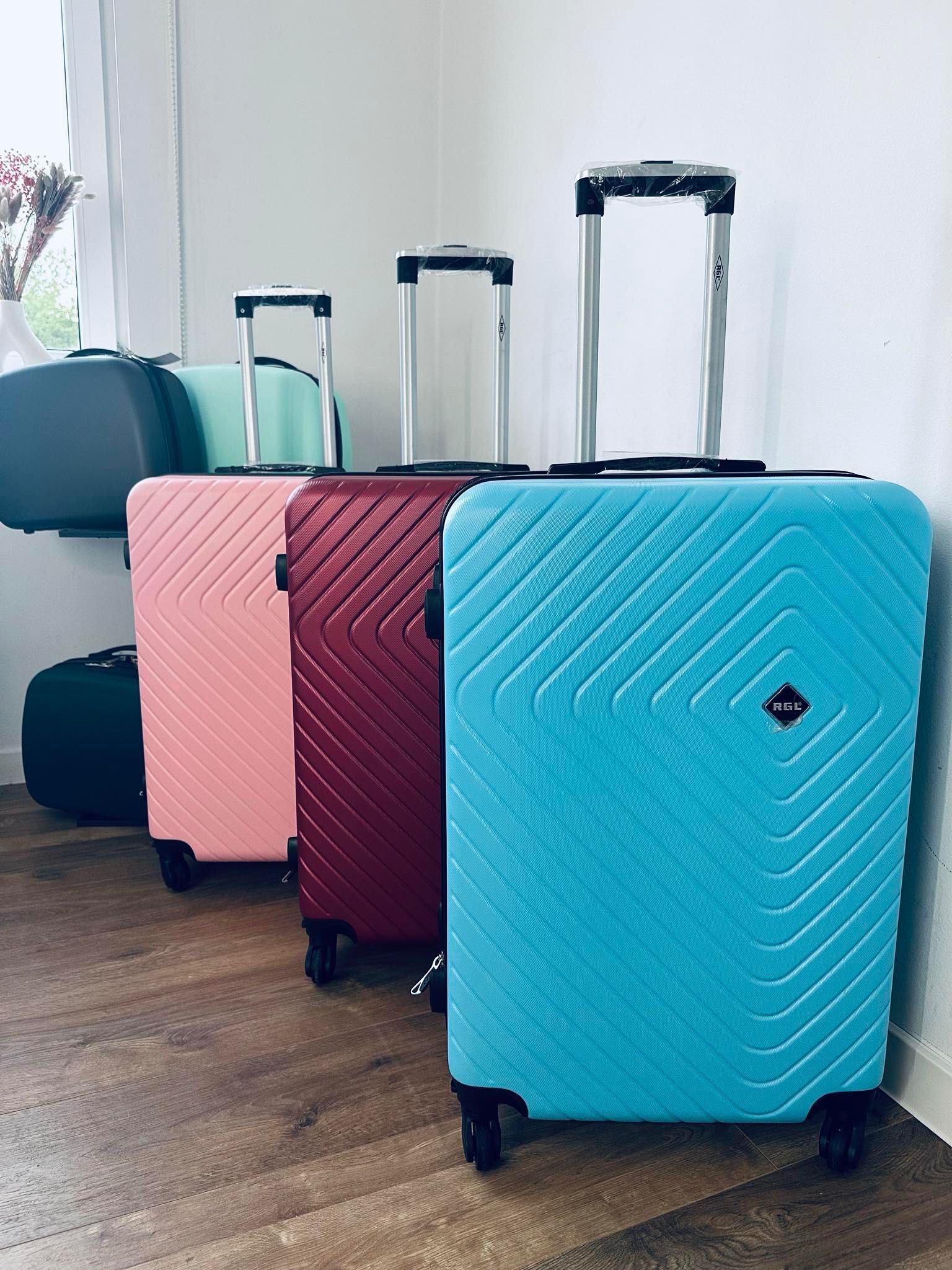 nowa średniej wielkości walizka, super jakość , promocja, walizki