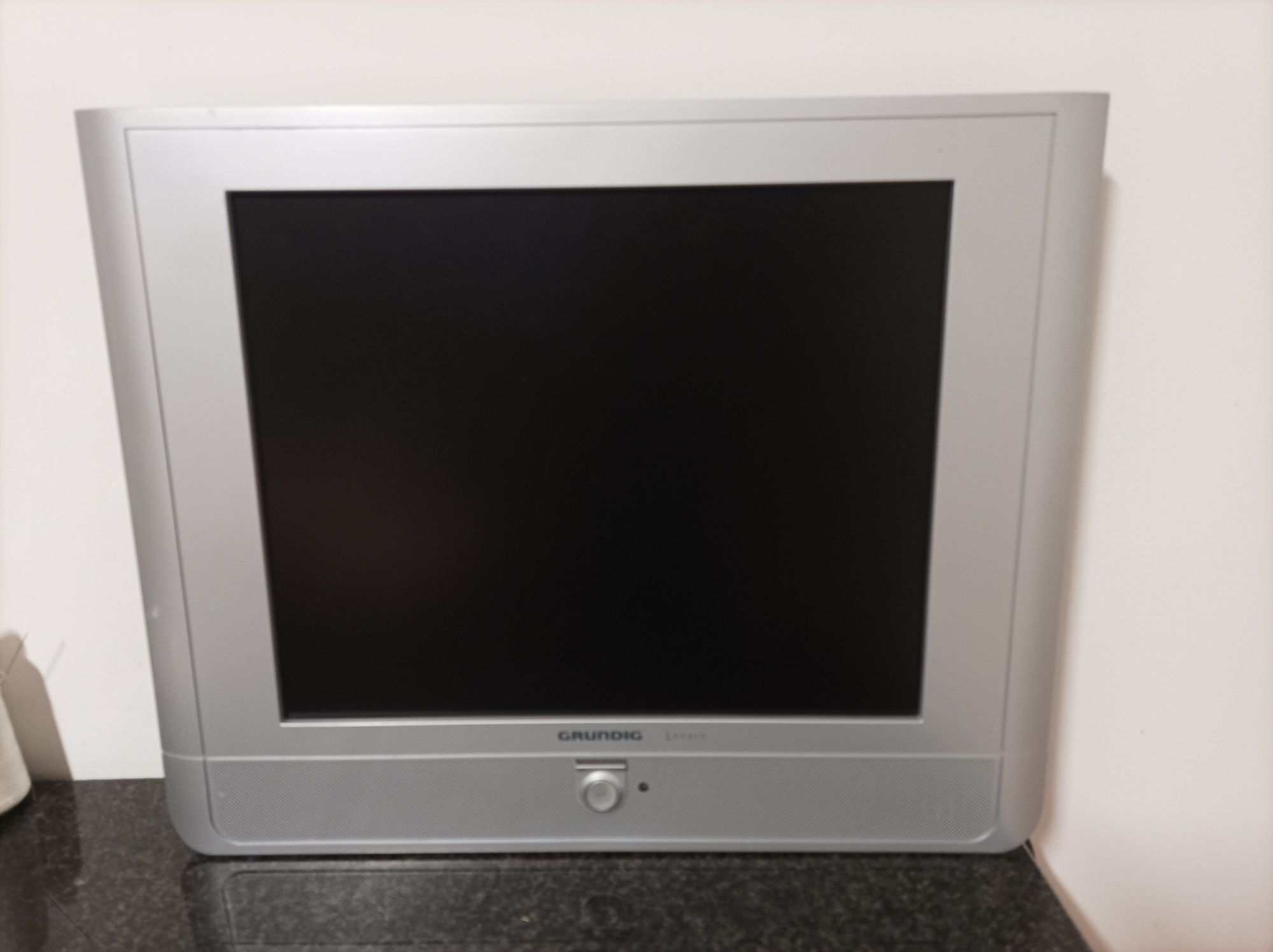 TV Grundig LCD lenaro 19-7711