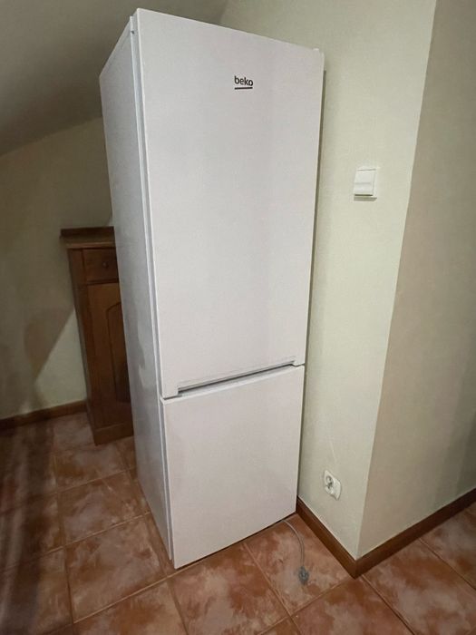 Sprzedam lodówkę BEKO RCSA270K40WN 170.8cm Biała