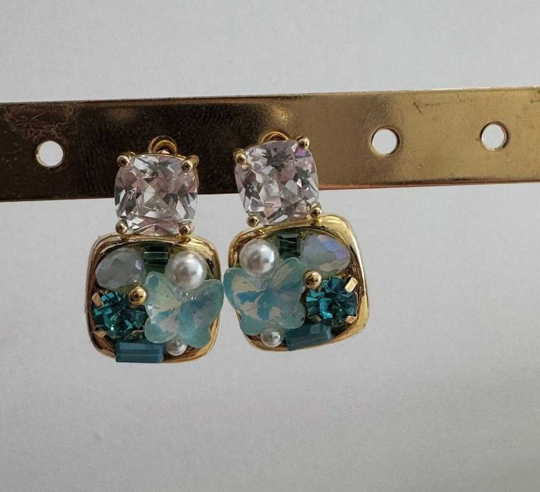 Brincos azuis brilhantes