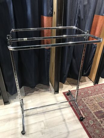 Металическая двойная стойка для одежды на колесах