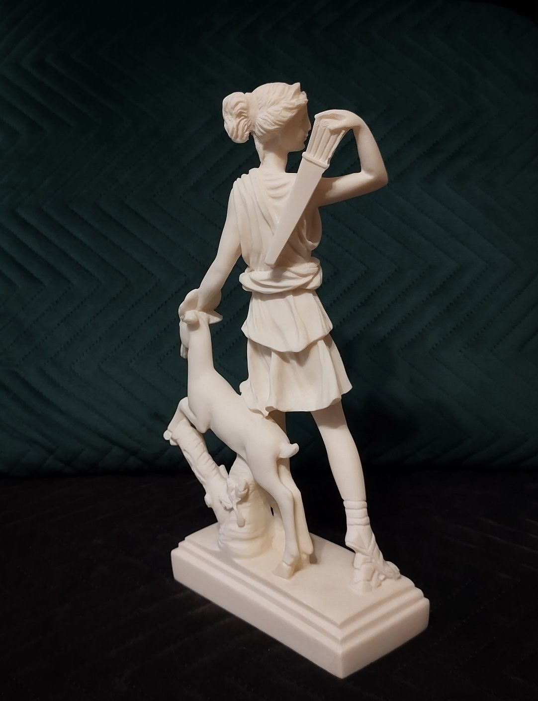 Alabastrowa statuetka, rzeźba - grecka bogini polowania Artemida