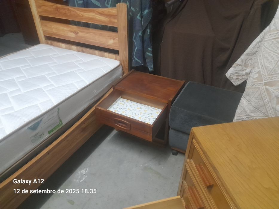 Cama solteiro,comoda,mesinha