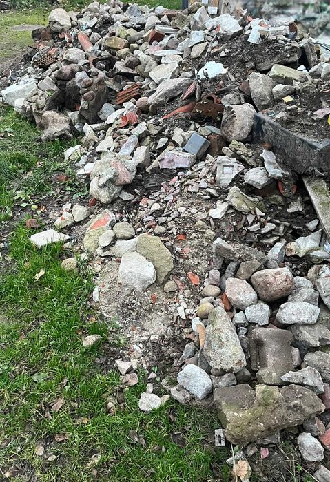 Oddam gruz – potłuczona dachówka betonowa, cegła, beton, kamienie