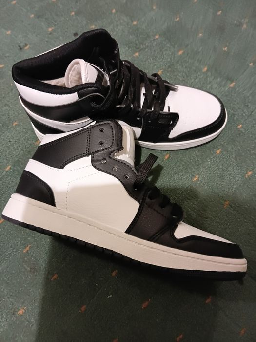 Продам кросівки зима