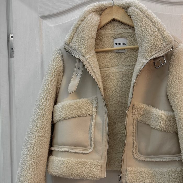 Дублянка біла молочна bershka