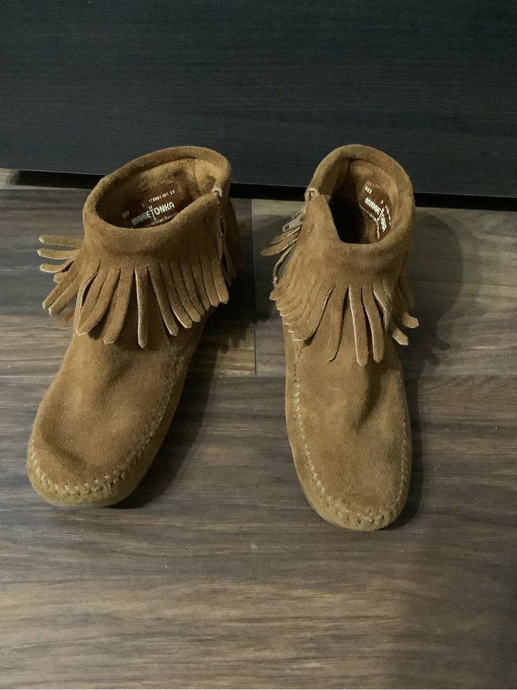 Botki brązowe Concho Feather Side Zip Boot Minnetonka 36