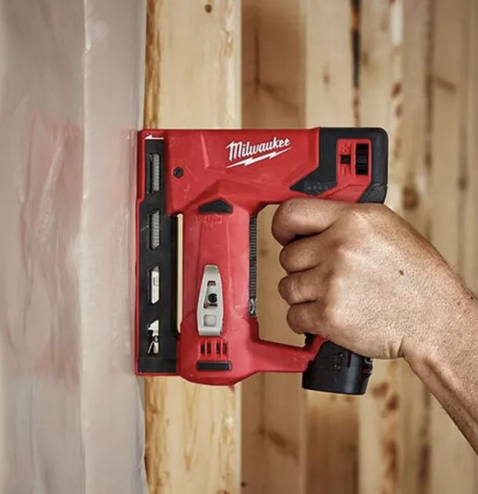 Аккумуляторный степлер Milwaukee m12 2447-20