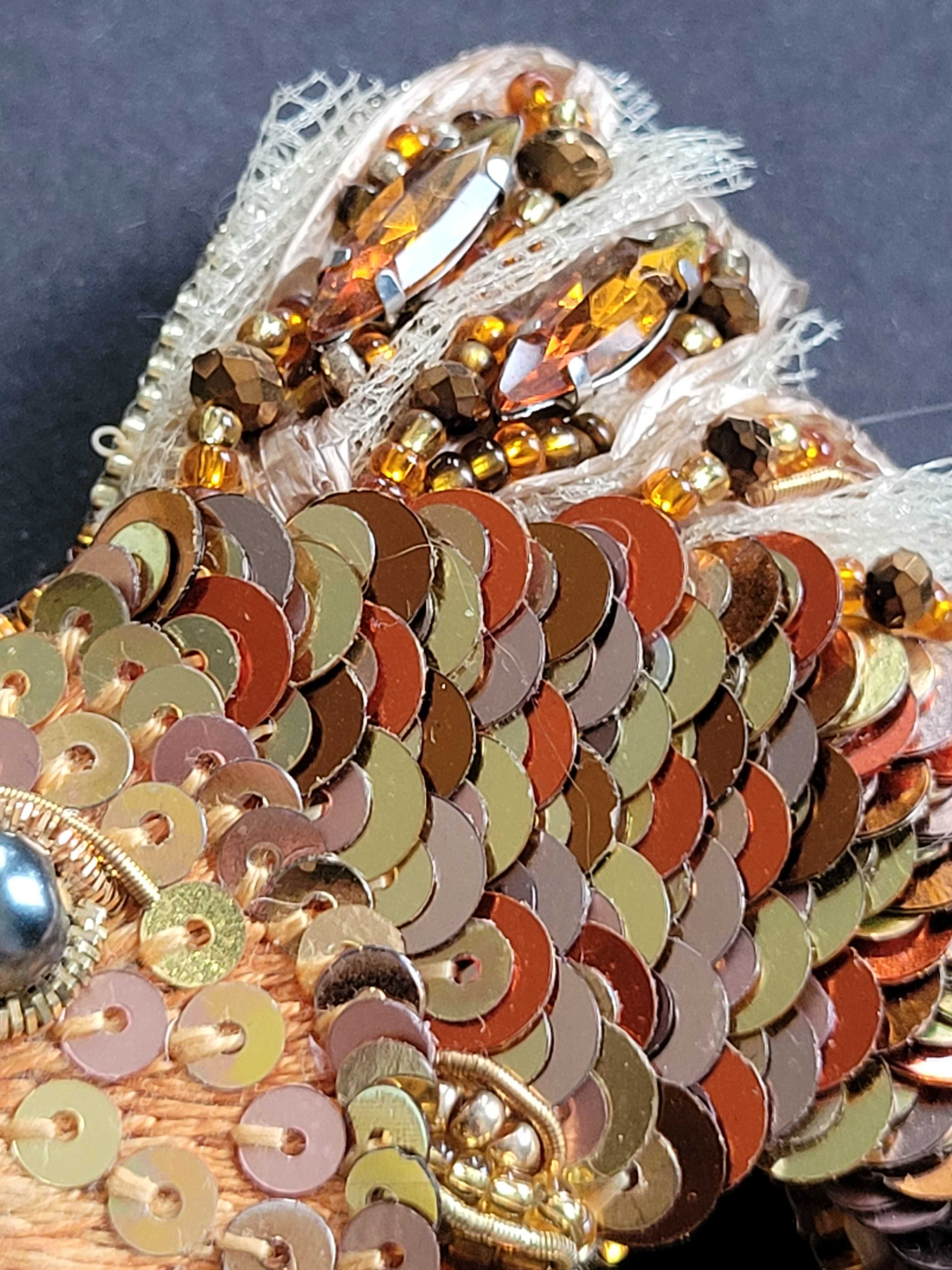 Broszka "Magiczna pomaranczowa rybka" zdobiona cekinami HANDMADE
